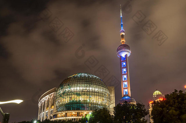 东方珍珠塔照亮晚上上海中国