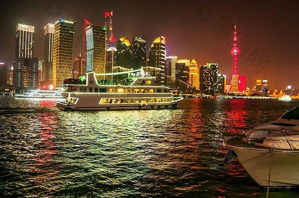 忙黄埔河场景观光船通过奢侈品游艇照亮浦东天际线