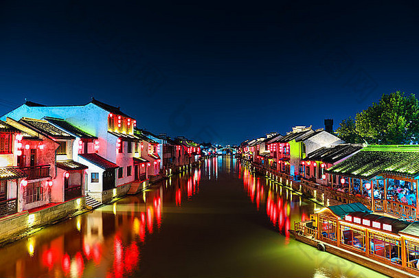 中国人古老的小镇大运河晚上