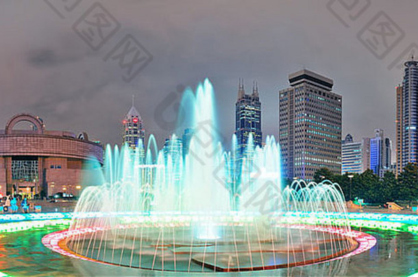 上海人民广场喷泉城市天际线晚上全景