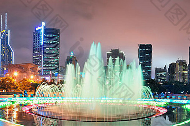 上海人民广场喷泉城市天际线晚上全景