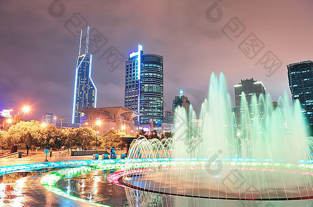 上海人民广场喷泉城市天际线晚上