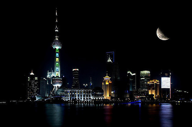 上海天际线晚上月亮