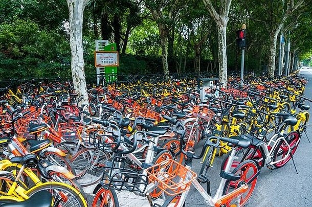 分享<strong>经济</strong>错误的mobike奥福自行车填充路人行道上上海国际世博会中心