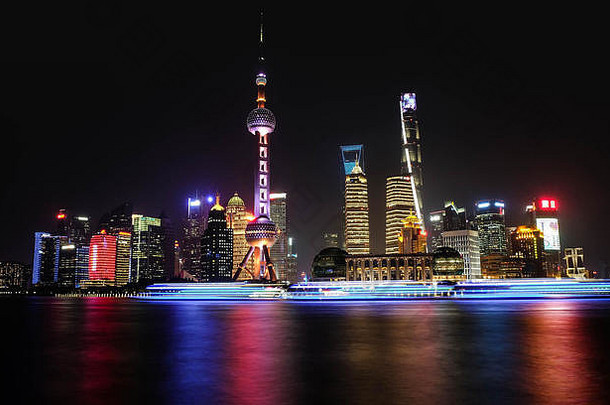 上海中国俊晚上视图现代浦东天际线履行。上海中国上海最大中国人城市