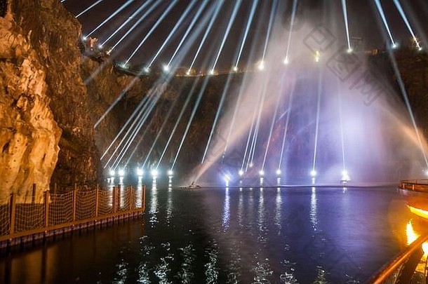 每晚水光回声显示洲际上海仙境地下酒店建采石场