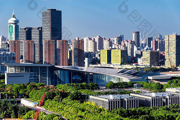 摘要设计上海科学技术博物馆位于浦东lujiazui区域上海中国阳光明媚的蓝色的天空一天
