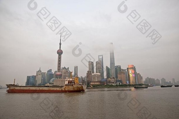 上海的浦东天际线塔黄埔河视图履行。中国