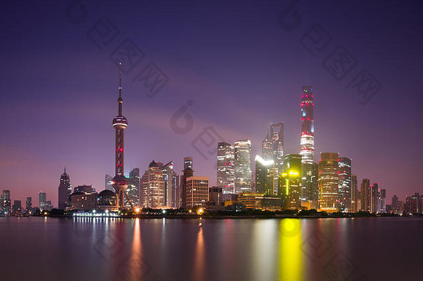 长曝光浦东区现代摩天大楼黄埔河上海晚上城市景观城市体系结构中国