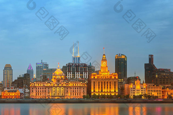 天际线履行。不可思议的历史建筑黄埔河日落上海中国