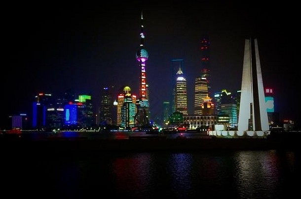 上海晚上航行船通过河履行。