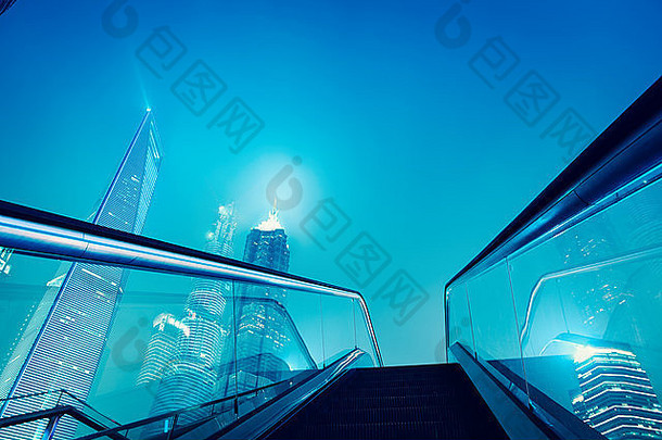 自动扶梯上海天际线晚上