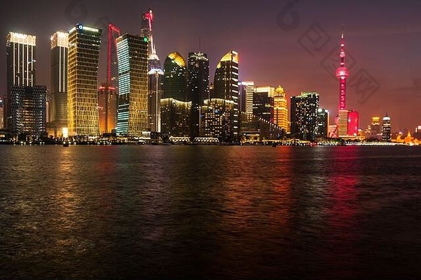 浦东天际线晚上显示东方珍珠塔上海塔上海世界金融中心金茂塔疯了