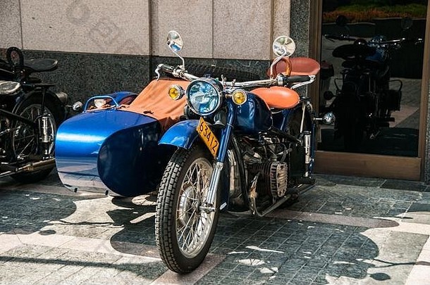闪闪发光的蓝色的长江摩托车<strong>双</strong>轮马车半岛酒店等待开始上海内部人士之旅反映了风