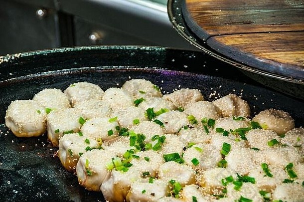 新鲜煮熟的shengjianbao饺子铁长柄平底煎锅等待服务杨的炸饺子上海中国