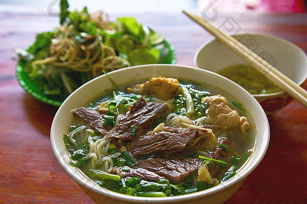 传统的越南牛肉面条