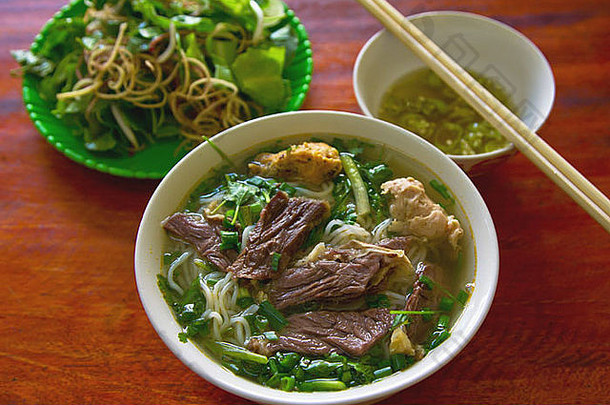 传统的越南牛肉面条
