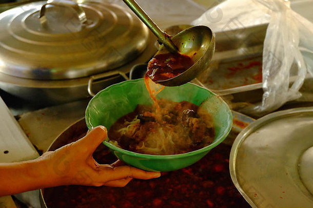 辣的汤包杯辣的汤北部泰国北部泰国食物使大米粉丝大米面条辣的酱汁猪肉肉