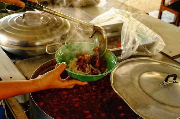 辣的汤包杯辣的汤北部泰国北部泰国食物使大米粉丝大米面条辣的酱汁猪肉肉