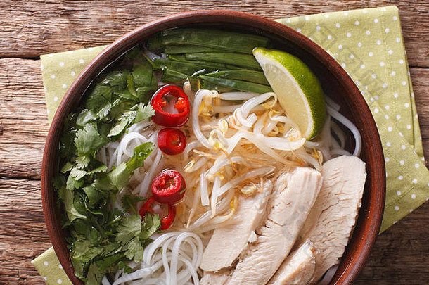 越南食物辣的汤巨像鸡大米面条新鲜的草本植物碗特写镜头水平视图