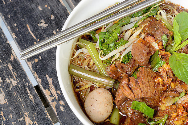 面条汤强烈的味道牛肉泰国当地的食物