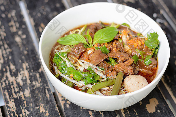 面条汤强烈的味道牛肉泰国当地的食物