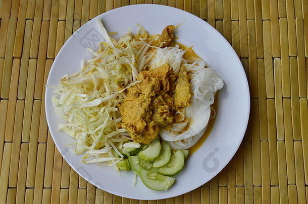 大米面条鸡鱼咖喱酱汁板