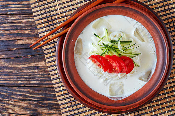 kongguksu孔国苏美味的冷夏天朝鲜文汤我是牛奶大米面条超过黄瓜条番茄片服务粘土