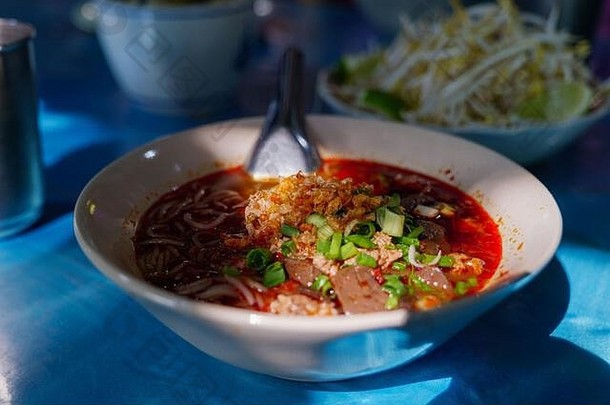 南ngiao大米面条传统的辣的大米面条汤北部泰国新鲜的豆发芽一边阴暗的阳光明媚的大气