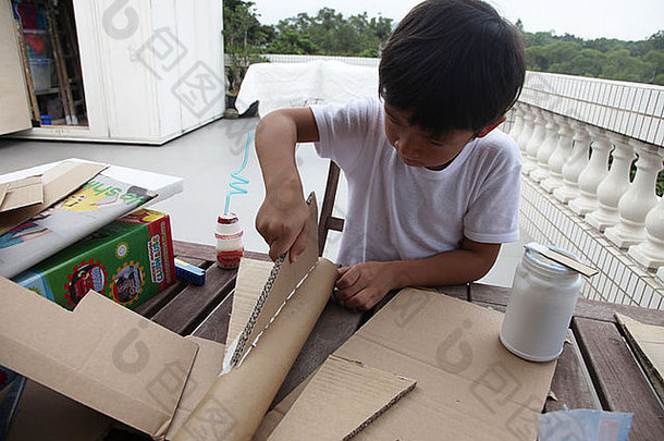 照片亚洲男孩whiDiy工作纸板火箭削减贴油漆为