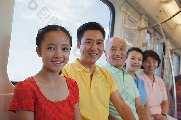 家庭坐着地铁肖像