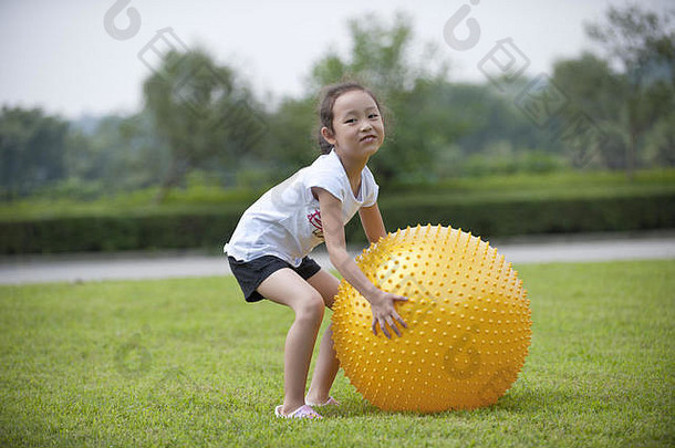 亚洲女孩玩球草