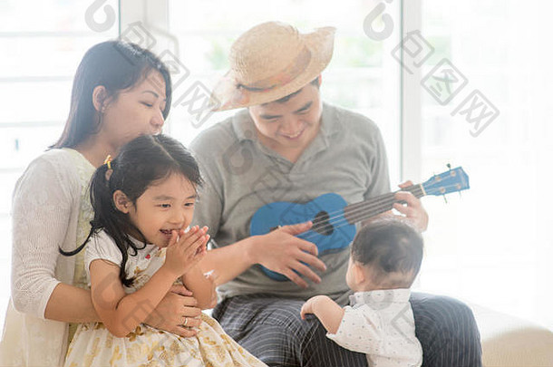 亚洲家庭玩尤克里里琴
