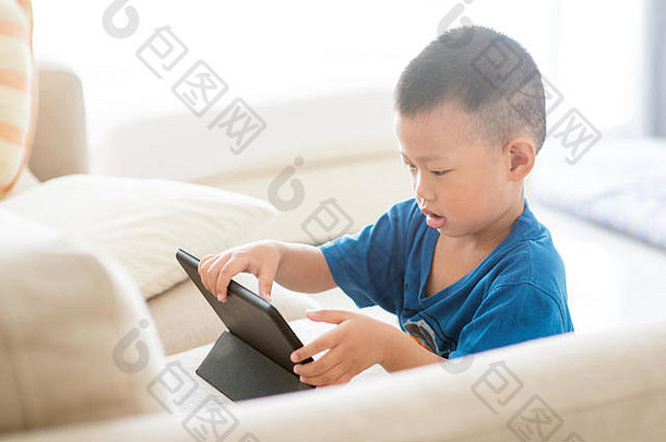 年轻的孩子上瘾平板电脑
