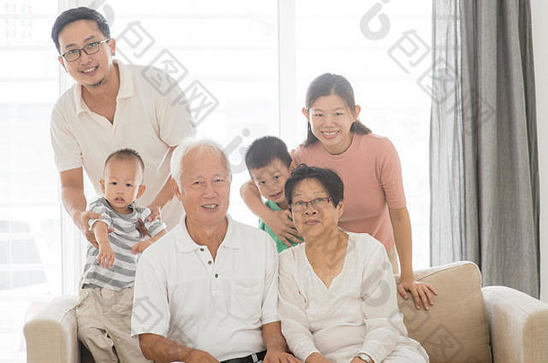 亚洲多一代又一代家庭肖像