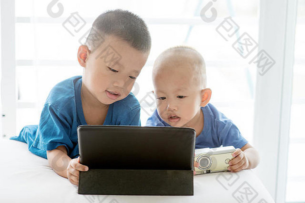 孩子们上瘾平板电脑