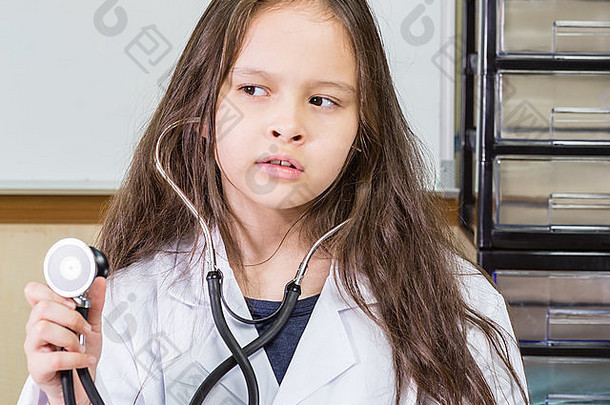 年轻的女孩医生实验室外套听诊器