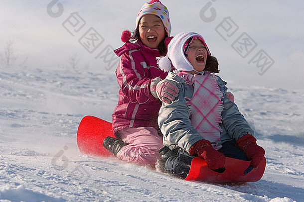 孩子们平底雪橇滑雪