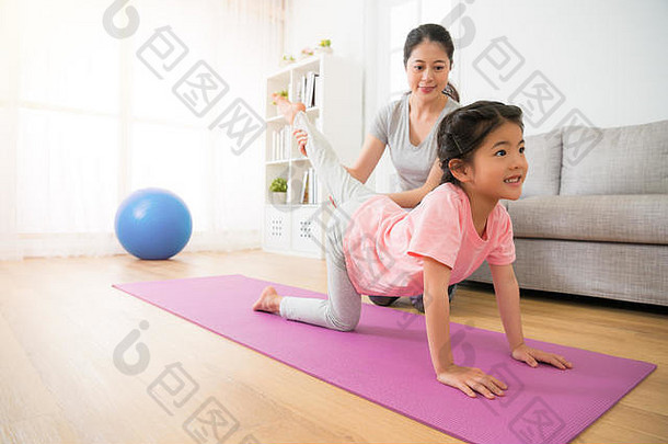 亚洲家庭主妇帮助孩子们女儿培训身体生活房间首页免费的时间好体操运动员未来