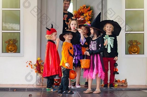 孩子们技巧治疗万圣节晚上混合比赛亚洲高加索人孩子们装饰房子通过男孩女孩女巫吸血鬼服装