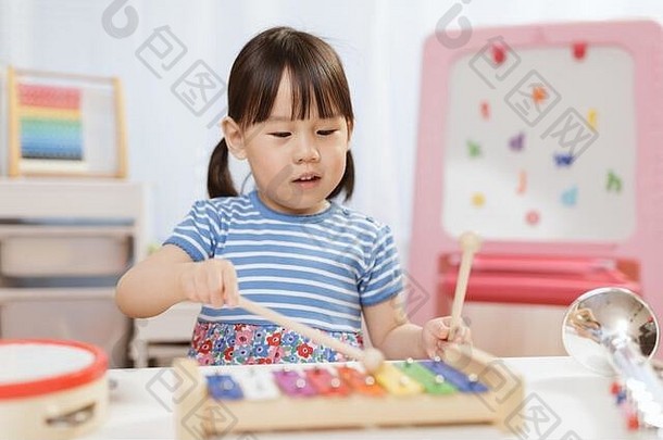 蹒跚学步的女孩玩<strong>木琴</strong>首页在家教育