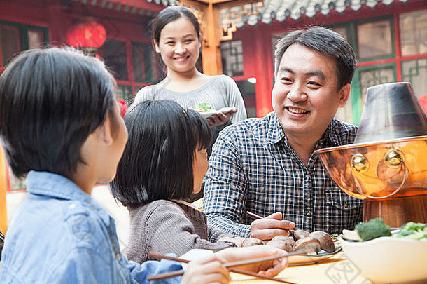 家庭享受传统的中国人餐