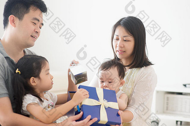 父母孩子们开放现在盒子亚洲家庭支出质量时间首页自然生活生活方式在室内