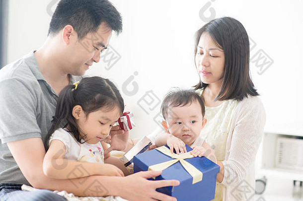 父母孩子们开放礼物盒子亚洲家庭支出质量时间首页生活生活方式在室内
