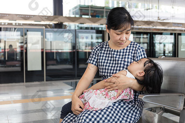 亚洲中国人妈妈。携带睡觉女儿内部捷运站(泥城市马来西亚