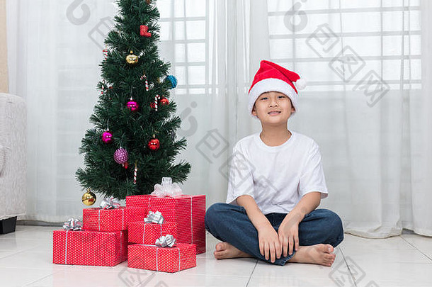 亚洲中国人男孩摆姿势圣诞节礼物盒子生活房间首页