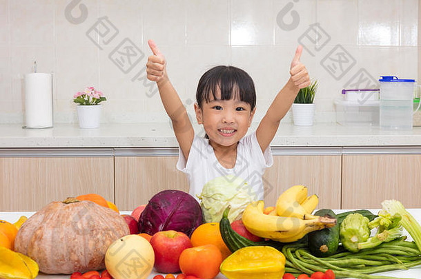 亚洲中国人女孩拇指水果蔬菜厨房首页