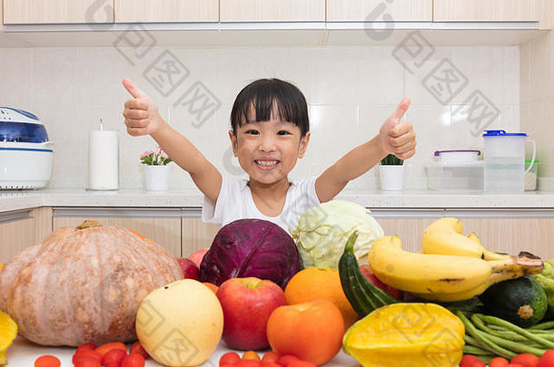 亚洲中国人女孩拇指水果蔬菜厨房首页