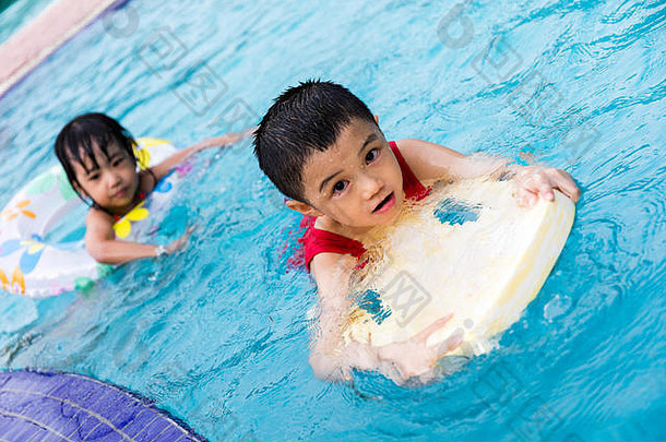 亚洲中国人孩子们玩户外游泳池