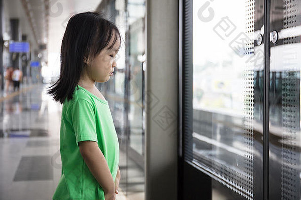 亚洲中国人女孩等待交通捷运站